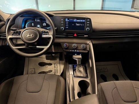 Used 2025 Hyundai Elantra SE image 9