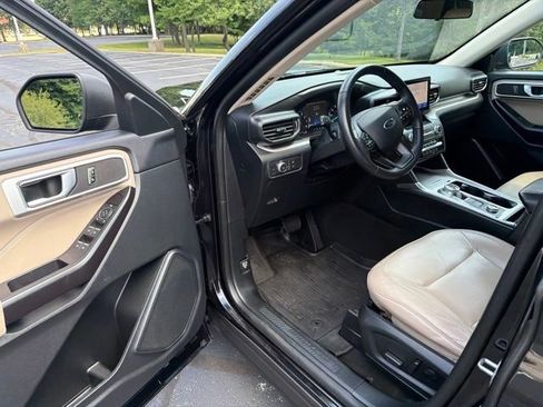 Used 2020 Ford Explorer XLT w/ Equipment Group 202A AWD/4WD image 12