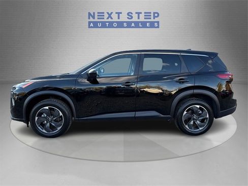 Used 2024 Nissan Rogue SV image 4