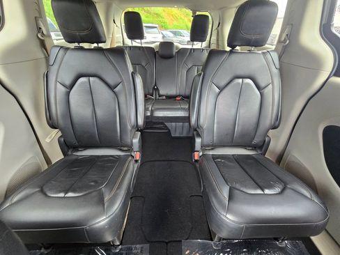 Used 2020 Chrysler Pacifica Touring-L FWD image 43
