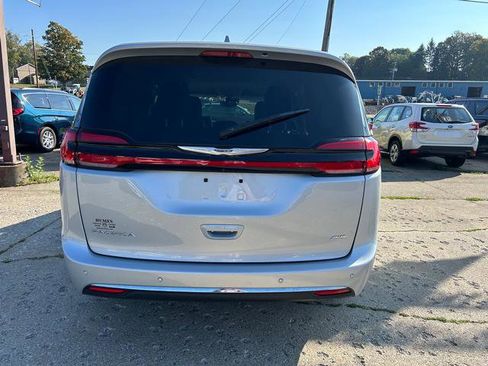 Certified 2022 Chrysler Pacifica Touring-L image 4