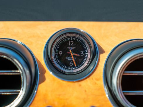 Used 2017 Bentley Bentayga image 11