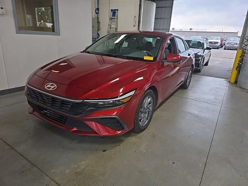 Used 2024 Hyundai Elantra SEL FWD image 2