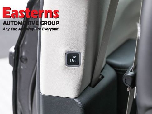 Used 2023 Chrysler Pacifica Touring-L FWD image 24
