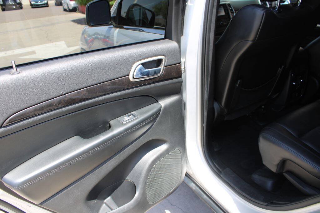 Used 2012 Jeep Grand Cherokee Laredo RWD image 13