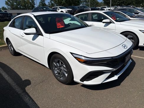 Certified 2025 Hyundai Elantra Hybrid FWD image 2