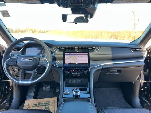 Used 2024 Jeep Grand Cherokee Limited w/ Luxury Tech Group II image 21