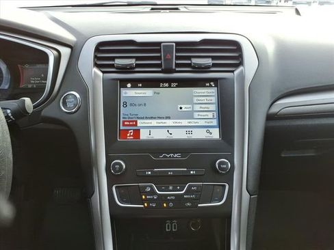 Used 2019 Ford Fusion SE image 18