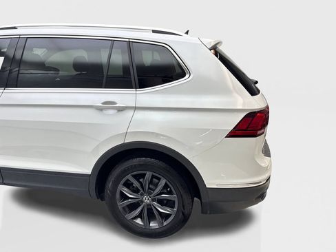 Used 2023 Volkswagen Tiguan SE w/ Panoramic Sunroof Package FWD image 17