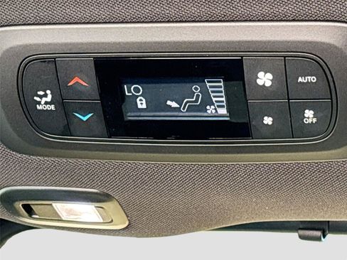 Used 2026 Chrysler Pacifica Limited FWD image 27