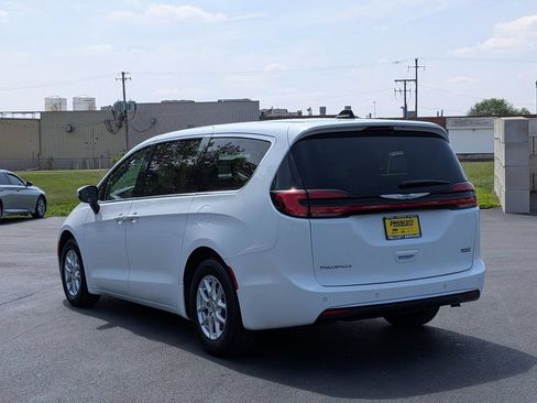 Used 2023 Chrysler Pacifica Touring-L FWD image 5
