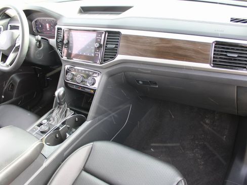 Certified 2022 Volkswagen Atlas SE w/ Black Wheel Package image 28