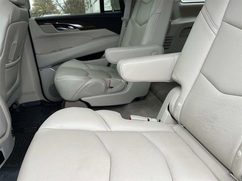 Used 2019 Cadillac Escalade Luxury image 19