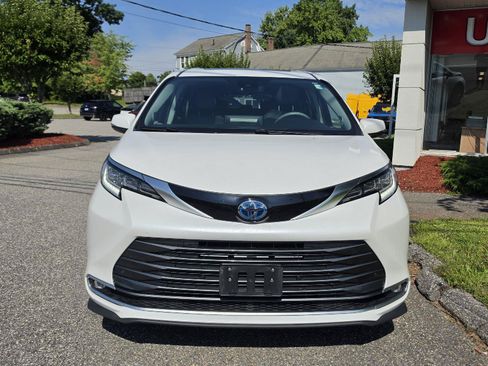 Used 2023 Toyota Sienna Limited AWD/4WD image 9