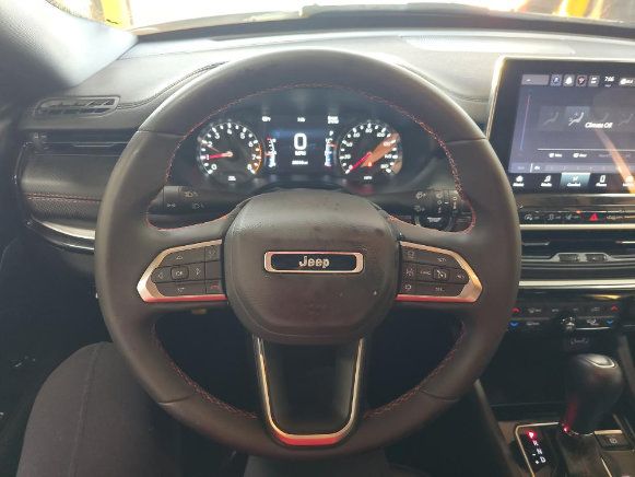 Used 2025 Jeep Compass Trailhawk AWD/4WD image 9