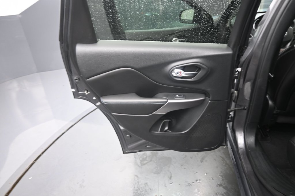 Used 2019 Jeep Cherokee Latitude Plus w/ Comfort/Convenience Group AWD/4WD image 16