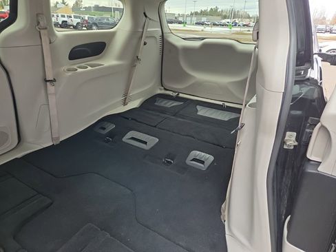 Used 2023 Chrysler Pacifica Touring-L FWD image 30