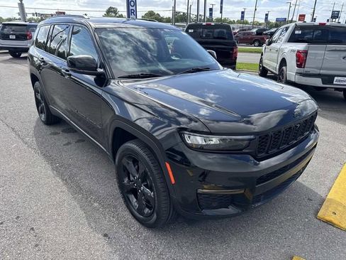 Used 2022 Jeep Grand Cherokee L Limited w/ Luxury Tech Group II image 3