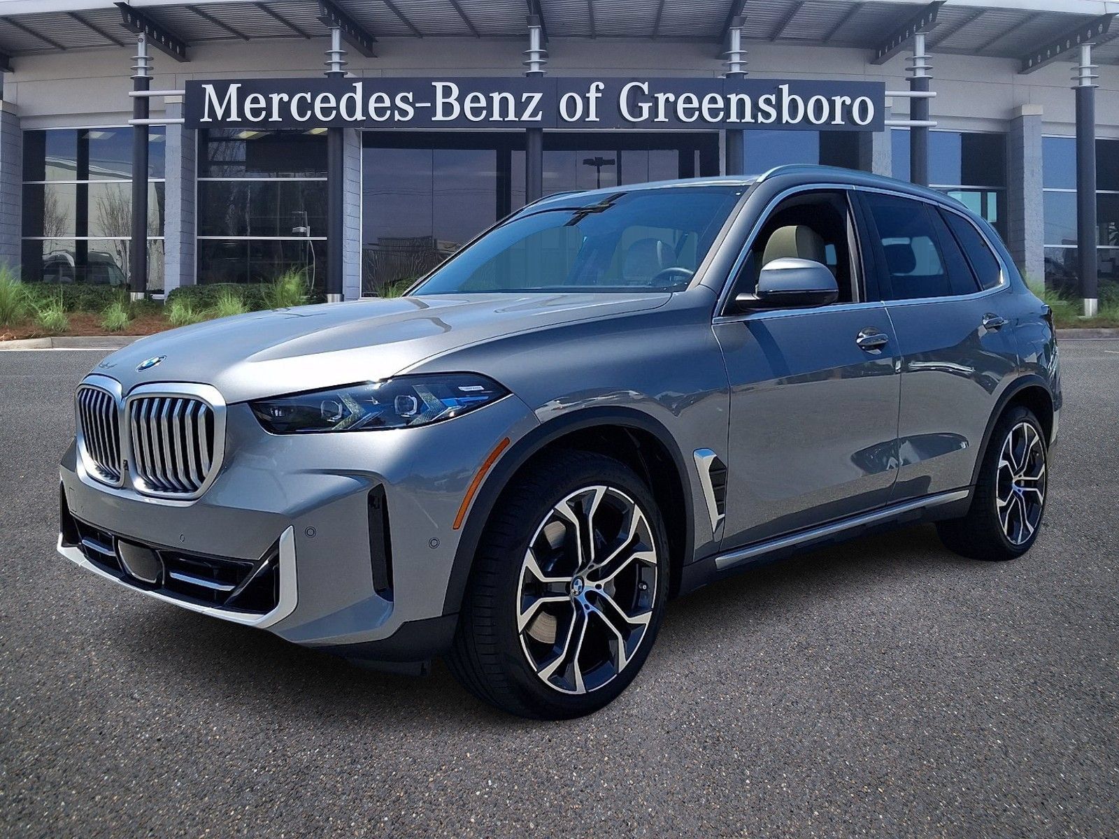 Used 2024 BMW X5 xDrive40i w/ Premium Package AWD/4WD image 3