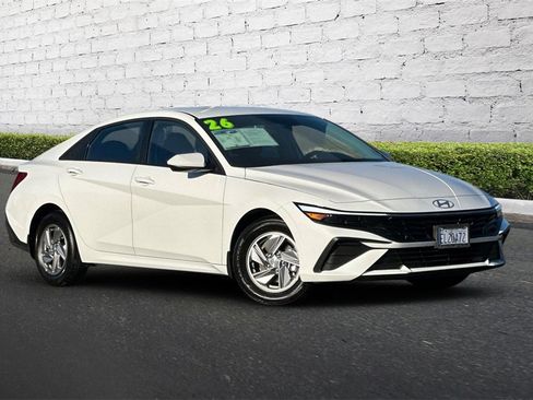 Used 2026 Hyundai Elantra SE image 2