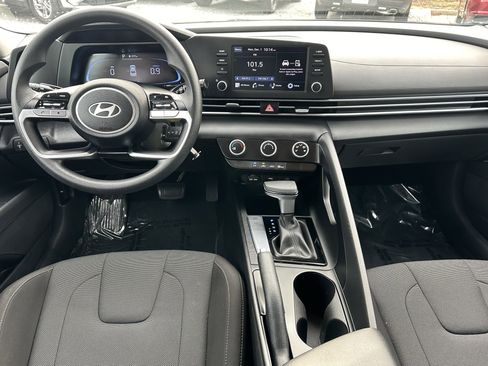 Used 2024 Hyundai Elantra SE image 23