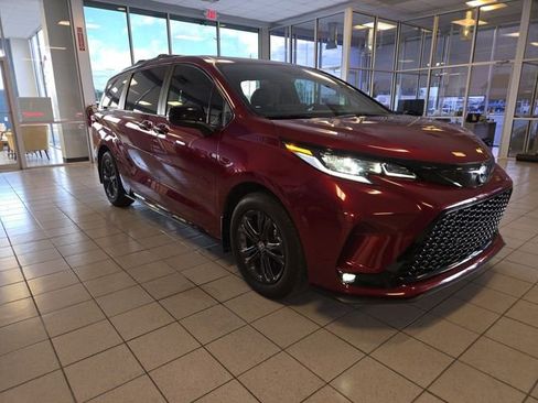 Used 2025 Toyota Sienna XSE w/ XSE Plus Package AWD/4WD image 2