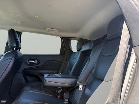 Used 2019 Jeep Cherokee Trailhawk AWD/4WD image 10