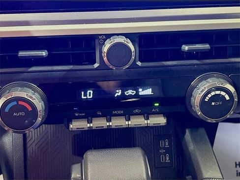 Used 2025 Toyota Tacoma TRD Off-Road image 13