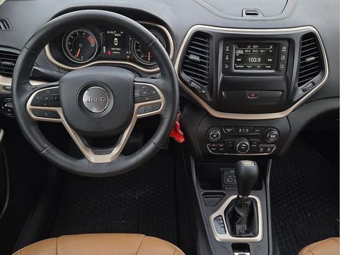 Used 2018 Jeep Cherokee Latitude w/ Altitude Package FWD image 10