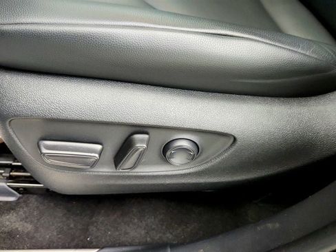 Used 2023 Toyota Highlander XLE AWD/4WD image 12