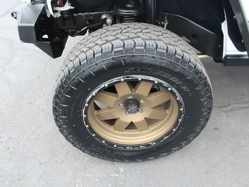 Used 2018 Jeep Wrangler Unlimited Rubicon w/ Connectivity Group AWD/4WD image 11