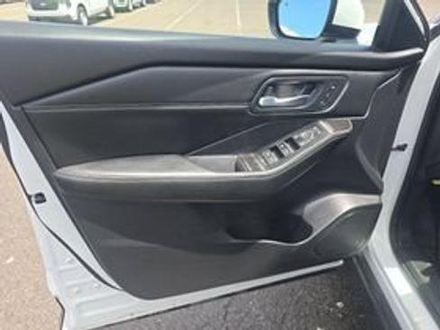 Used 2025 Nissan Rogue SL w/ SL Premium Package FWD image 6