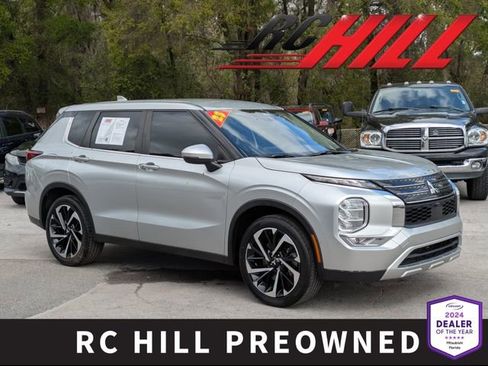 Used 2023 Mitsubishi Outlander SE image 1