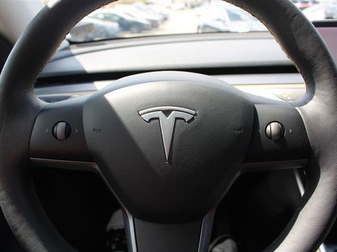 Used 2021 Tesla Model Y Long Range image 16