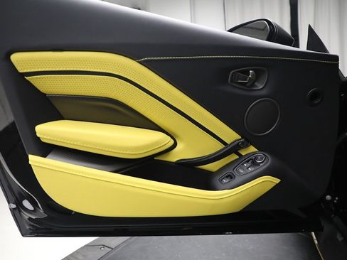 Used 2023 Aston Martin V12 Vantage Roadster image 25