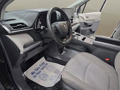 Used 2024 Toyota Sienna LE image 11