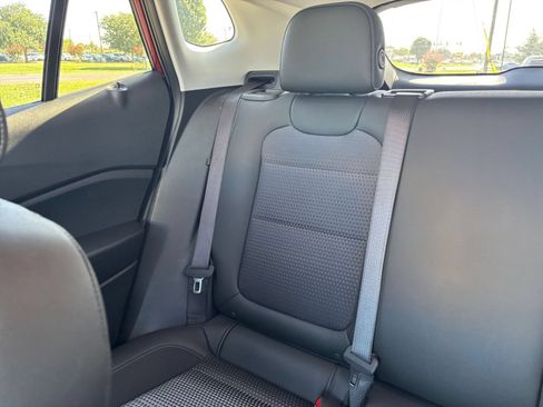 Used 2025 Chevrolet Trax LT w/ LT Convenience Package FWD image 38