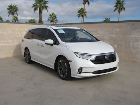 Used 2023 Honda Odyssey Elite image 2