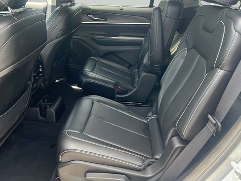 Used 2023 Jeep Grand Cherokee L Limited w/ Luxury Tech Group II AWD/4WD image 16