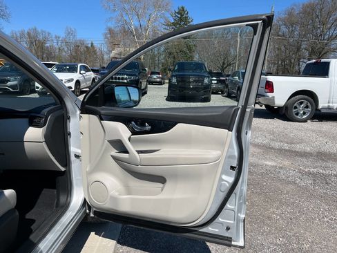 Used 2018 Nissan Rogue Sport SV w/ SV Technology Package image 9