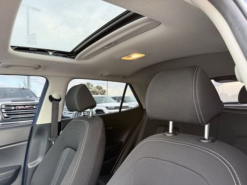 Used 2024 Hyundai Venue SEL image 23