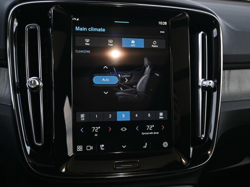 Used 2025 Volvo XC40 B5 Core image 21