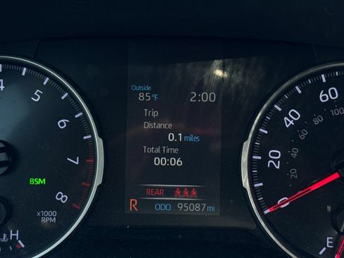 Used 2019 Toyota RAV4 XLE Premium FWD image 10