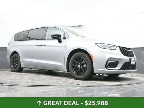 Used 2024 Chrysler Pacifica Touring-L image 45