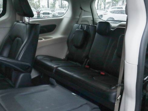 Used 2023 Chrysler Pacifica Touring-L image 39