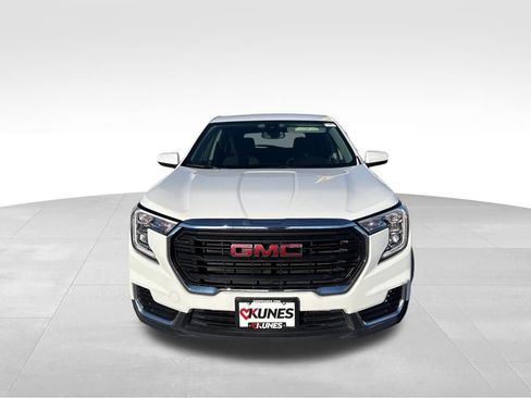Used 2024 GMC Terrain SLE FWD image 2
