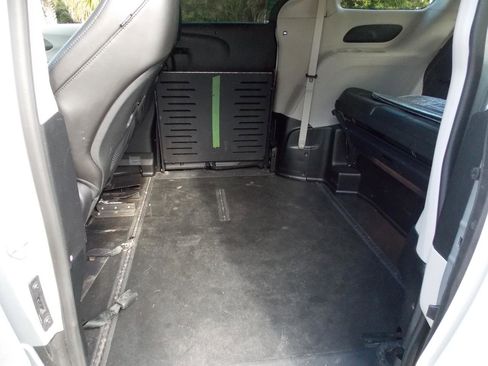 Used 2023 Chrysler Pacifica Touring-L image 24