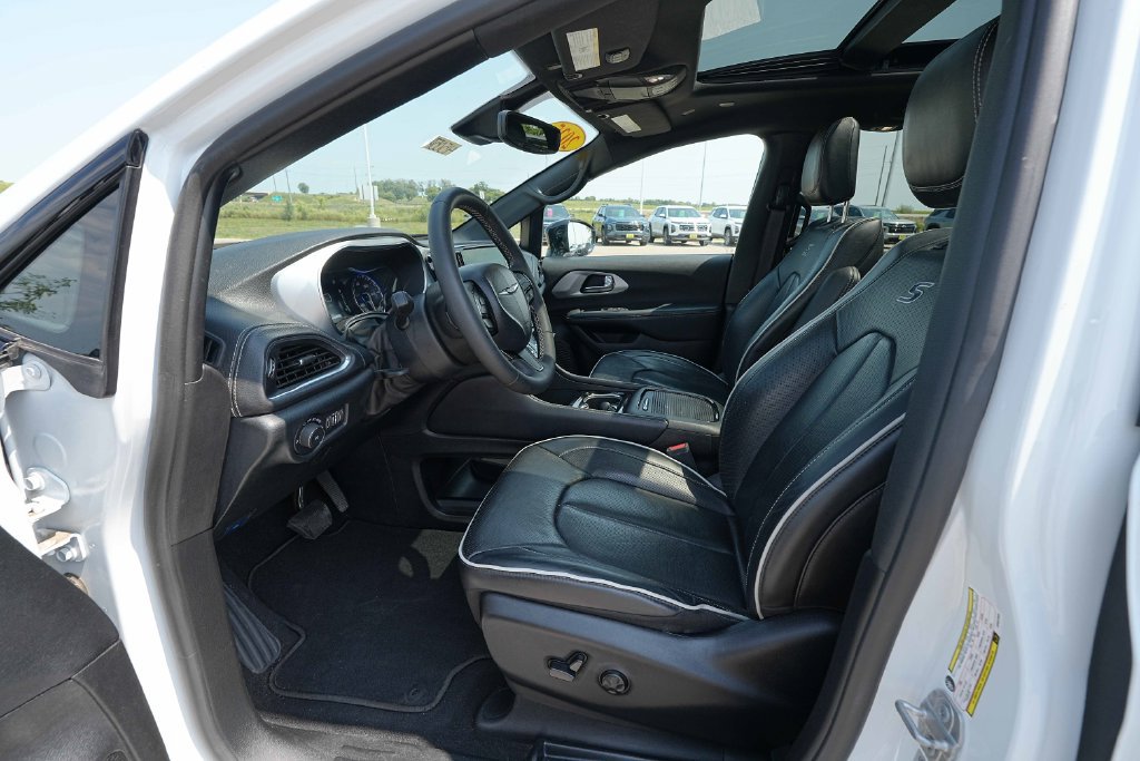 Used 2025 Chrysler Pacifica Limited FWD image 17