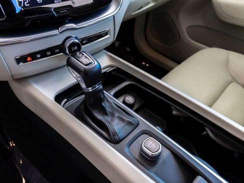 Used 2018 Volvo XC60 T5 Momentum w/ Vision Package image 17