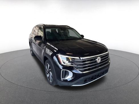 Used 2025 Volkswagen Atlas SE image 3